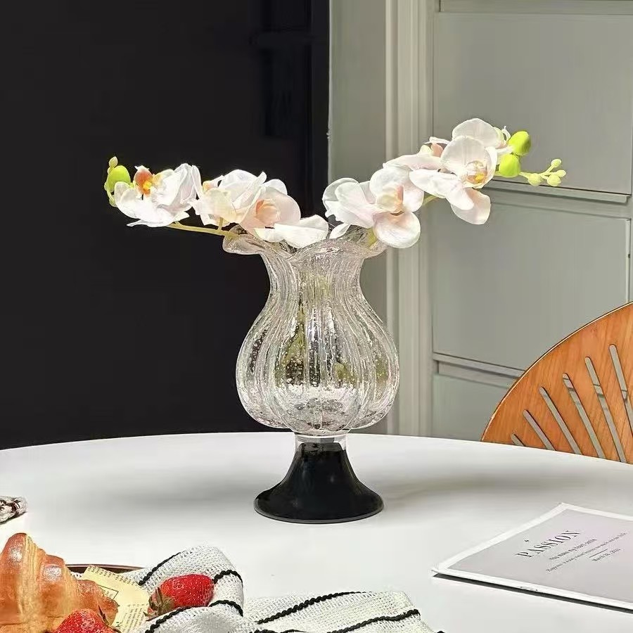 Διάφορα γυάλινα βάζα περίεργου σχήματος