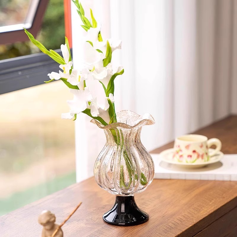 Πολυτελές ψηλό γυάλινο βάζο σε στυλ vintage με χρυσές φλύκταινες